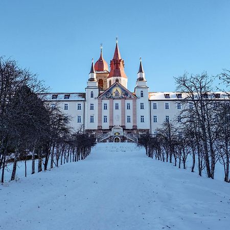 Hotel Leonard Nova Ponente Exteriör bild