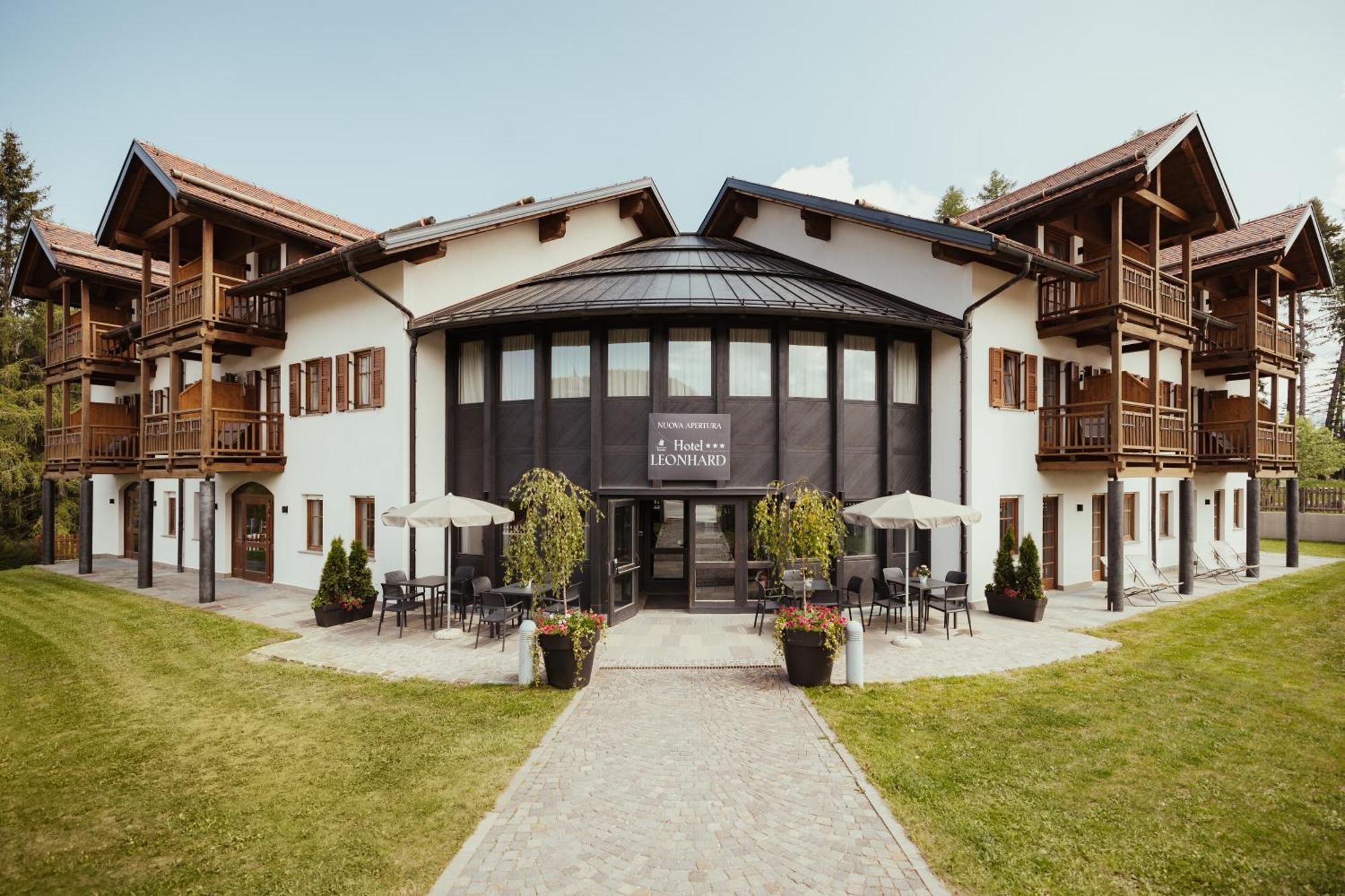 Hotel Leonard Nova Ponente Exteriör bild