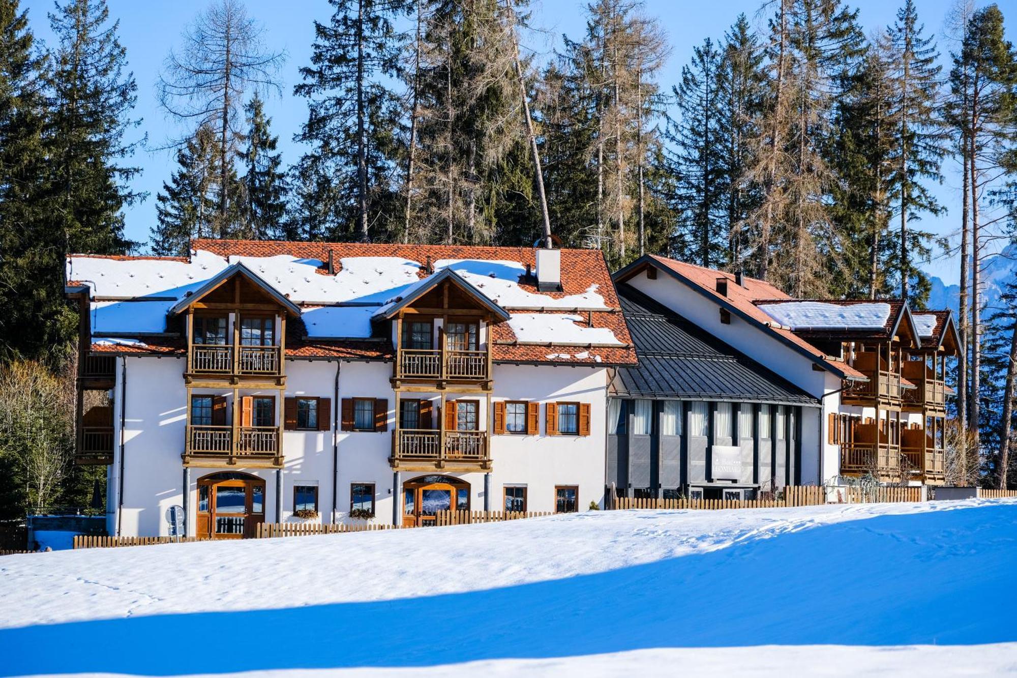 Hotel Leonard Nova Ponente Exteriör bild